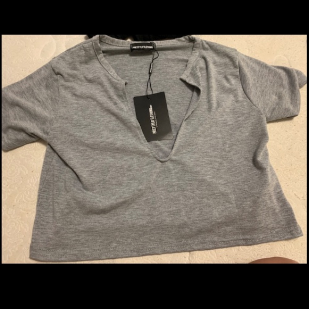 Pretty little thing crop v neck